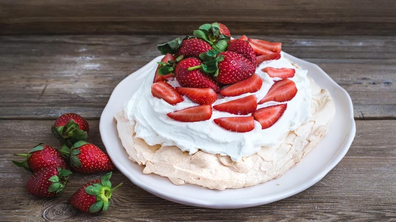 Počinje sezona jagoda, evo recept za finu mini pavlovu