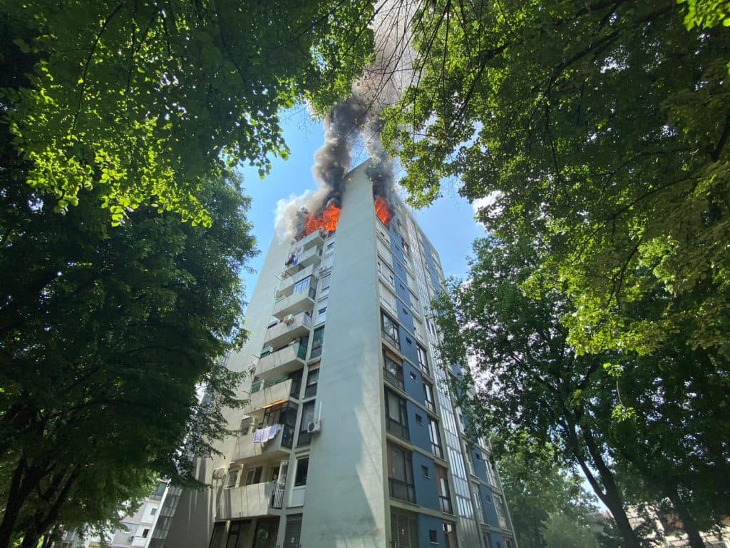 Gorio neboder u Novom Zagrebu, vatrogasci spasili čovjeka s balkona   