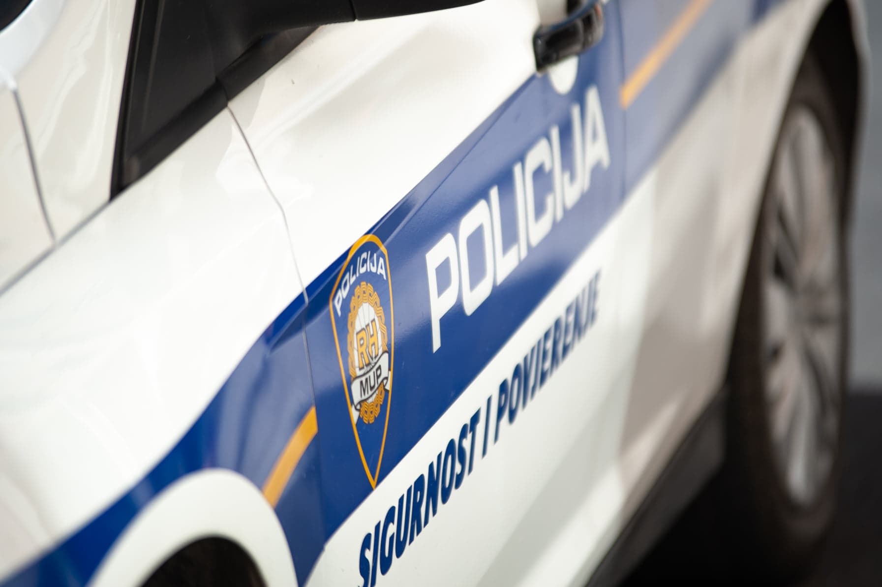 Policija objavila detalje nesreće kod Zadra: Pretjecao, udario u drugi auto i poginuo. Dvoje mladih teško ozlijeđeno
