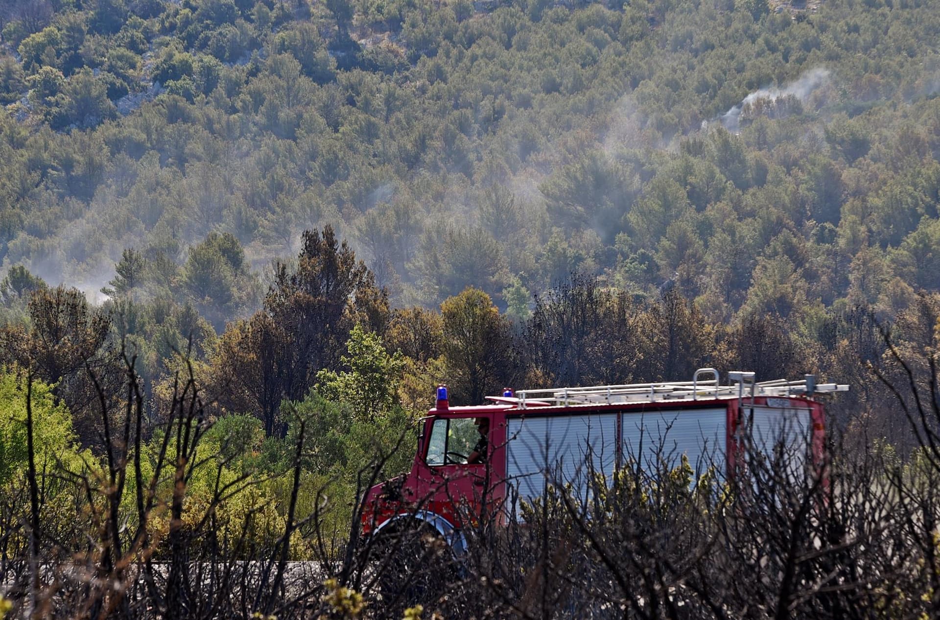 Ugašen požar kod Kistanja: Izgorjelo 2500 kvadrata trave i niskog raslinja