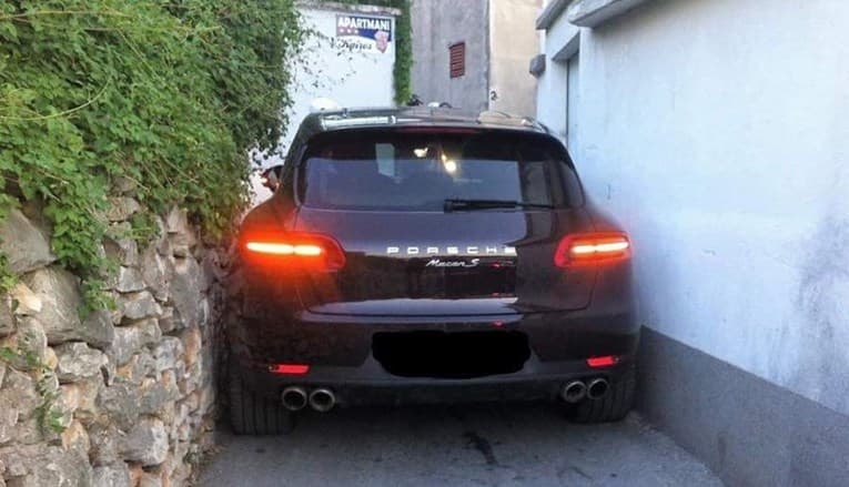 Vozač Porschea precijenio dalmatinsku ulicu pa osvanuo na Fejsu 