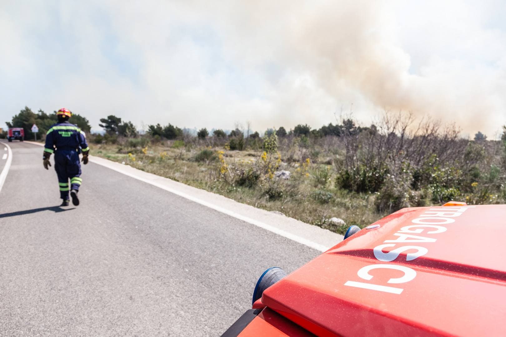 Planulo kod Srime: Na terenu 20 vatrogasaca 