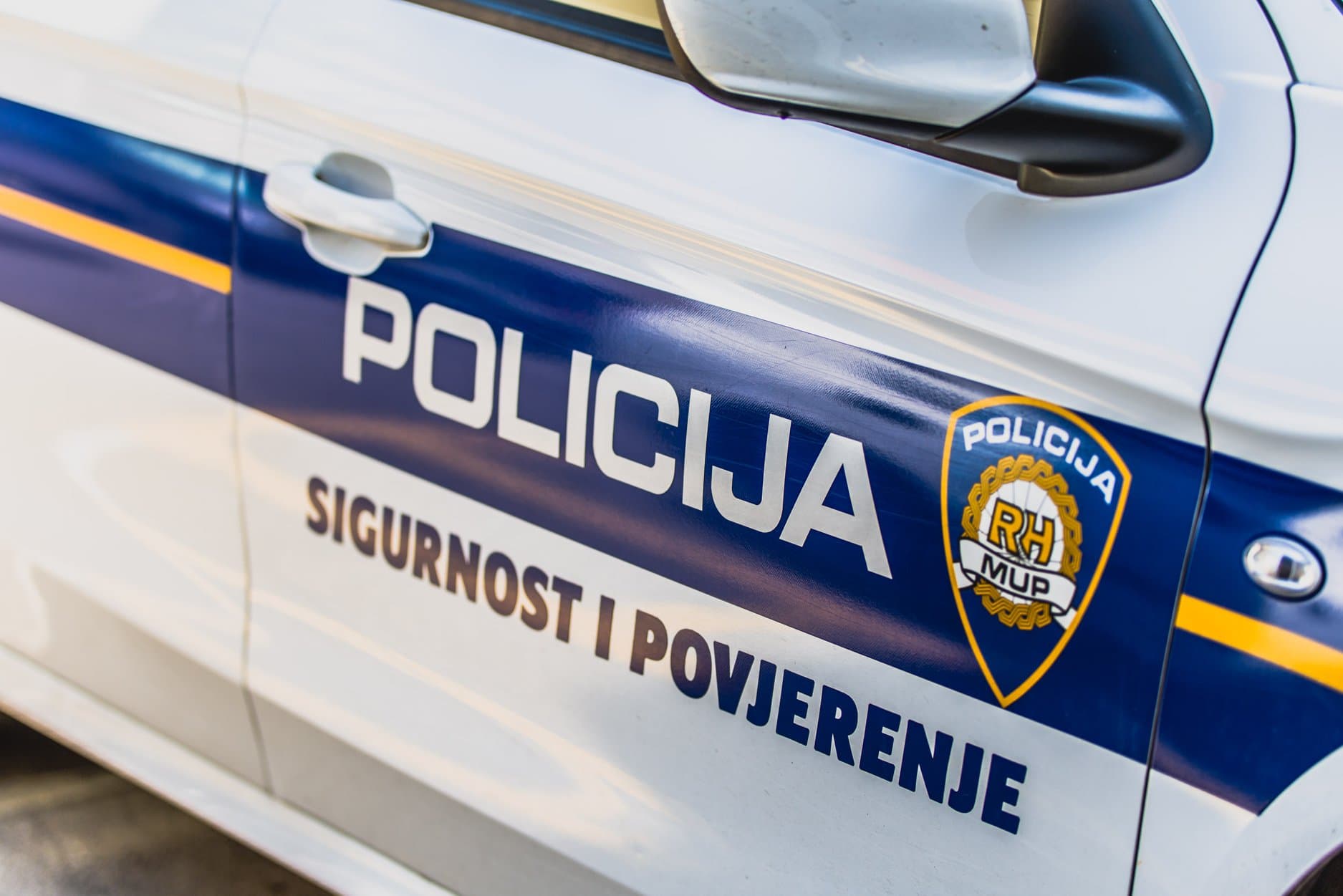 Kod Vaćana smrtno stradao vozač Opela (71): Sletio s ceste, od siline prevrtanja ispao iz vozila 