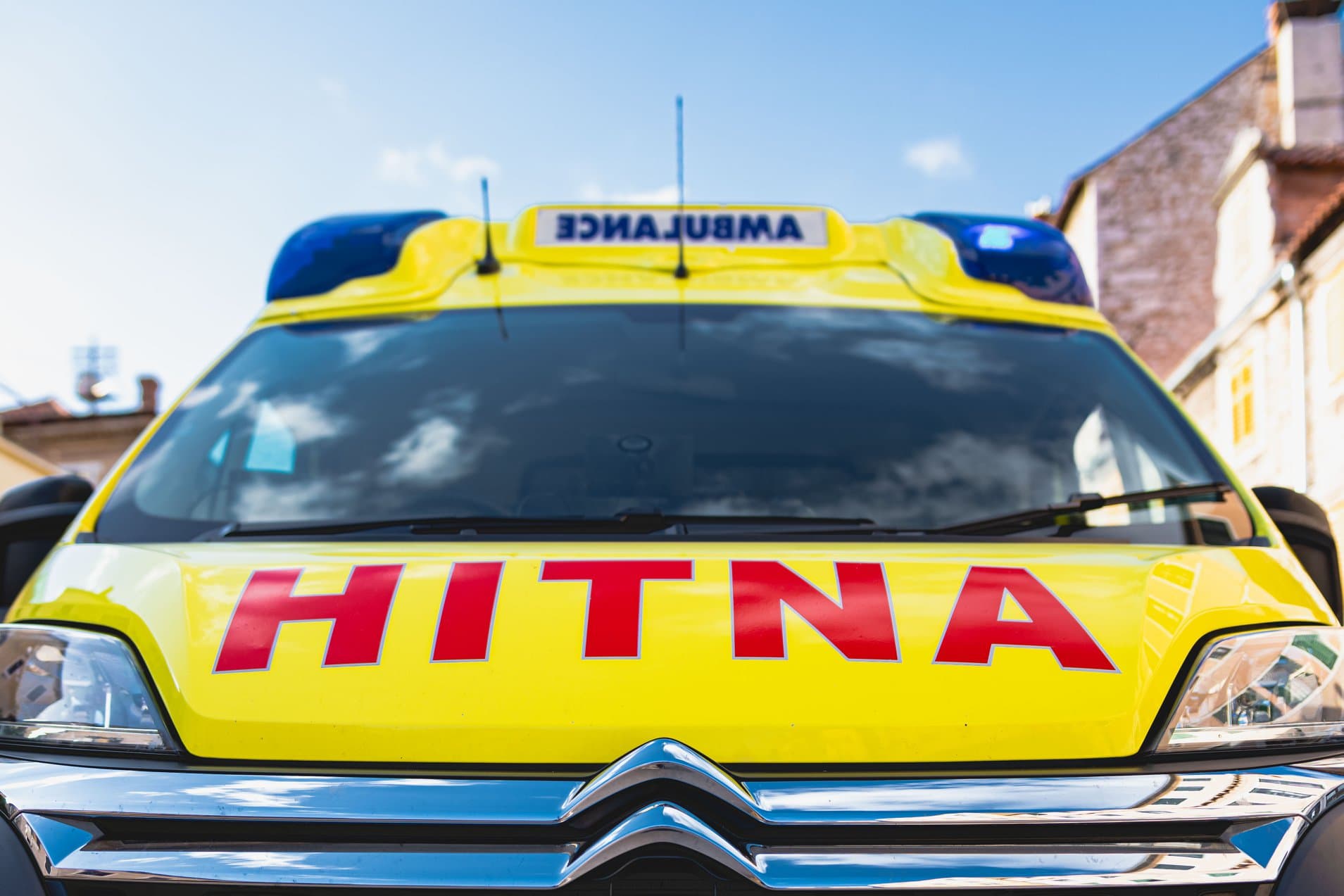 Motociklist (54) teško ozlijeđen nakon pada s motora u Kninu: Zbog neprilagođene brzine izgubio kontrolu na raskrižju 