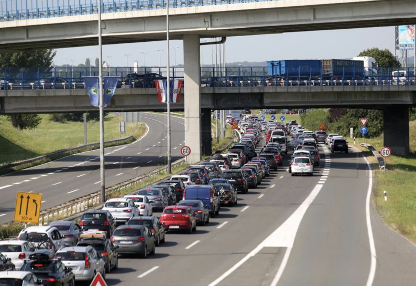 Udarni vikend: Kilometarske kolone na granicama, HAK savjetuje putovanja ujutro ili navečer