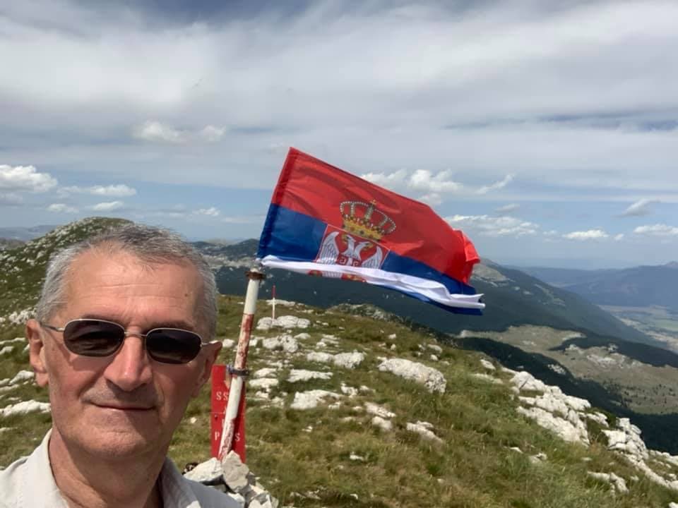 Vučićev zastupnik podigao srpsku zastavu na Dinari 
