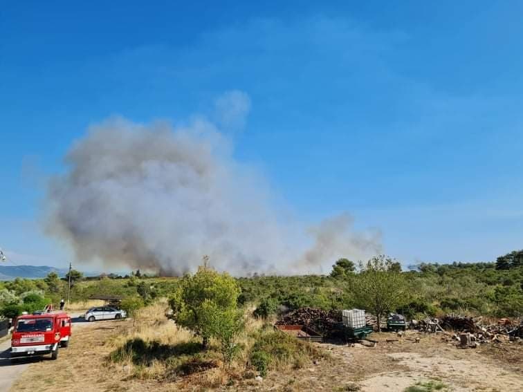 Požar kod Rogoznice zahvatio 12 hektara, vatrogasci spriječili širenje