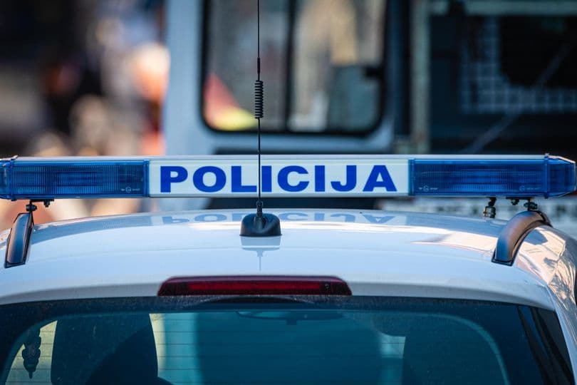 Kod Zatona auto sletio s ceste, kod Pakovog Sela sudarili se auto i kamion