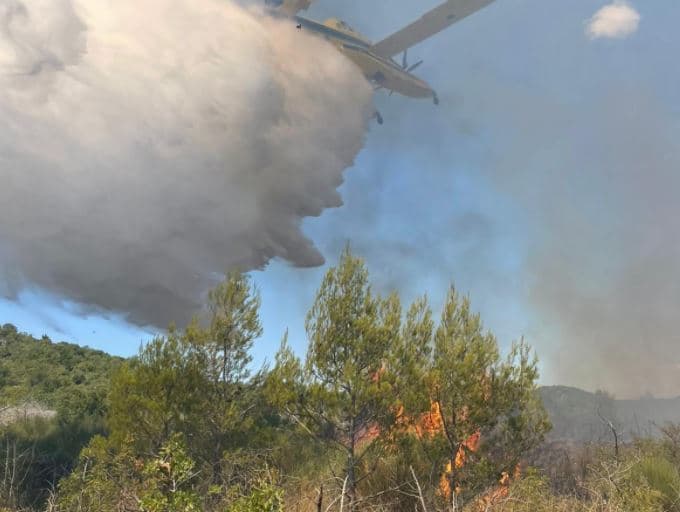 Ponovno se aktivirao požar kod Vrpolja: Na terenu 30 vatrogasaca, pomažu im i kanaderi 