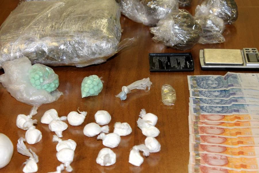 U Vodicama privedena dva tridesetogodišnjaka: Dilali su marihuanu, ecstasy, kokain, ketamin, LSD i speed