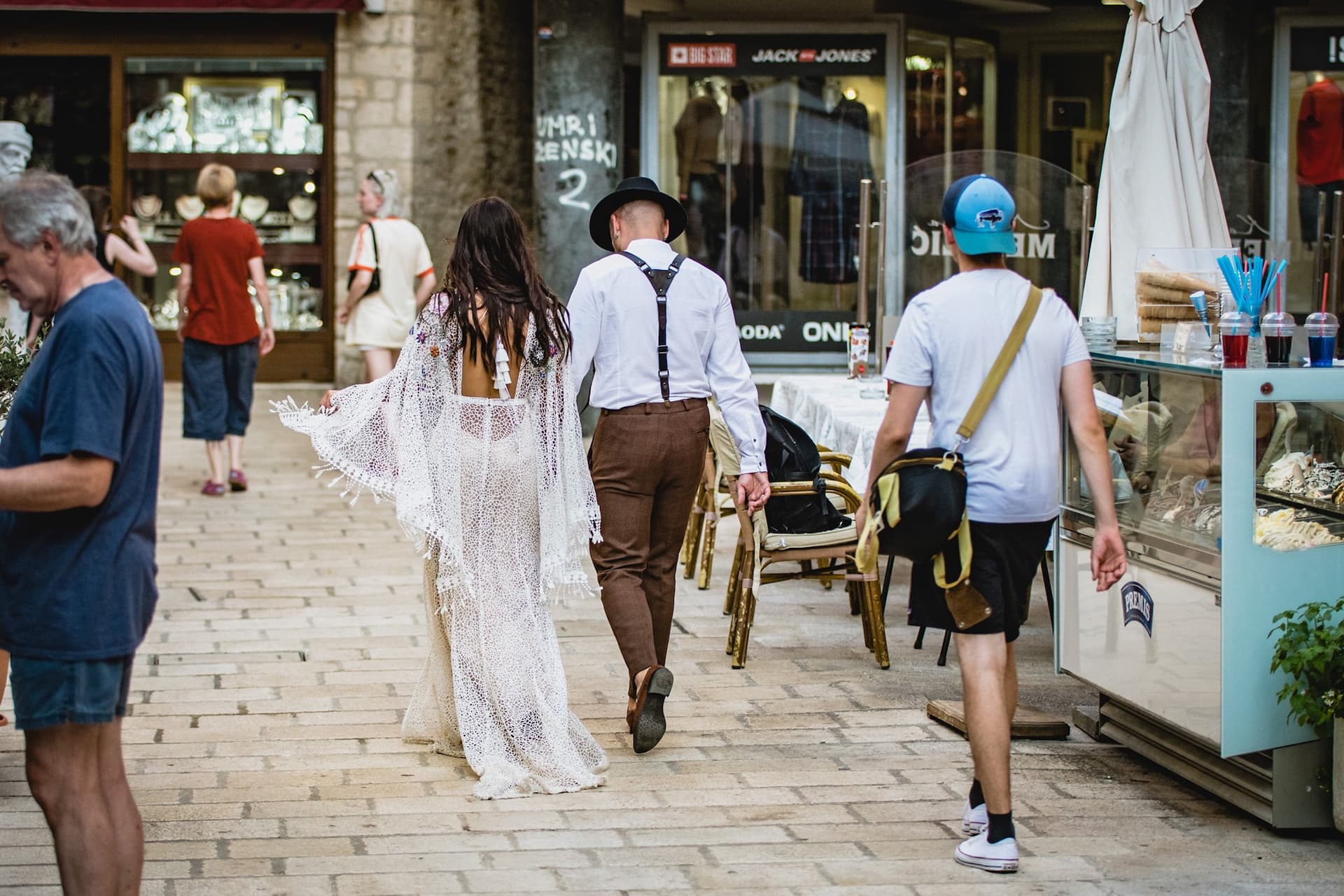 'Djeveruša planira odjenuti svoju haljinu s vjenčanja, koja je raskošnija od moje vjenčanice. Trebam li se ljutiti?'