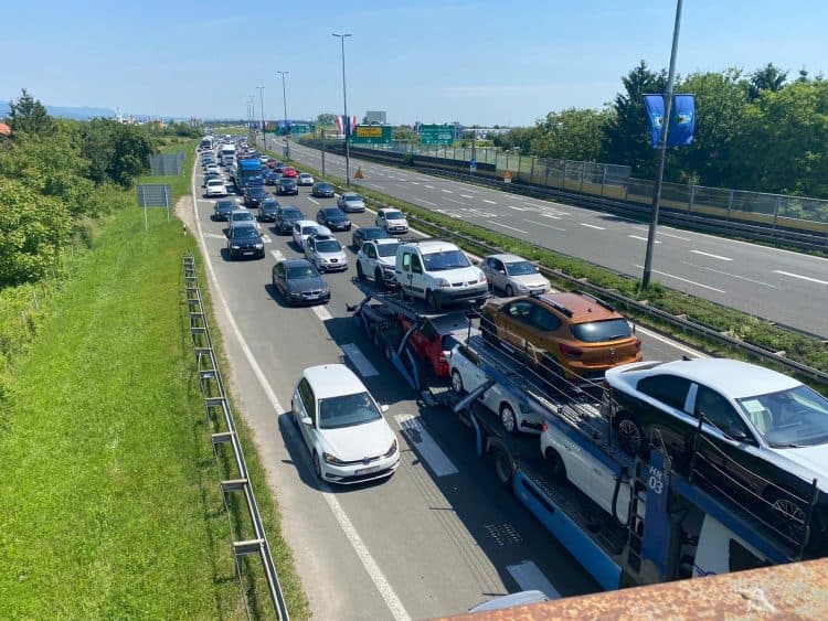 Ako idete na put, pripremite na kilometarske kolone, gužve na granicama i u lukama 