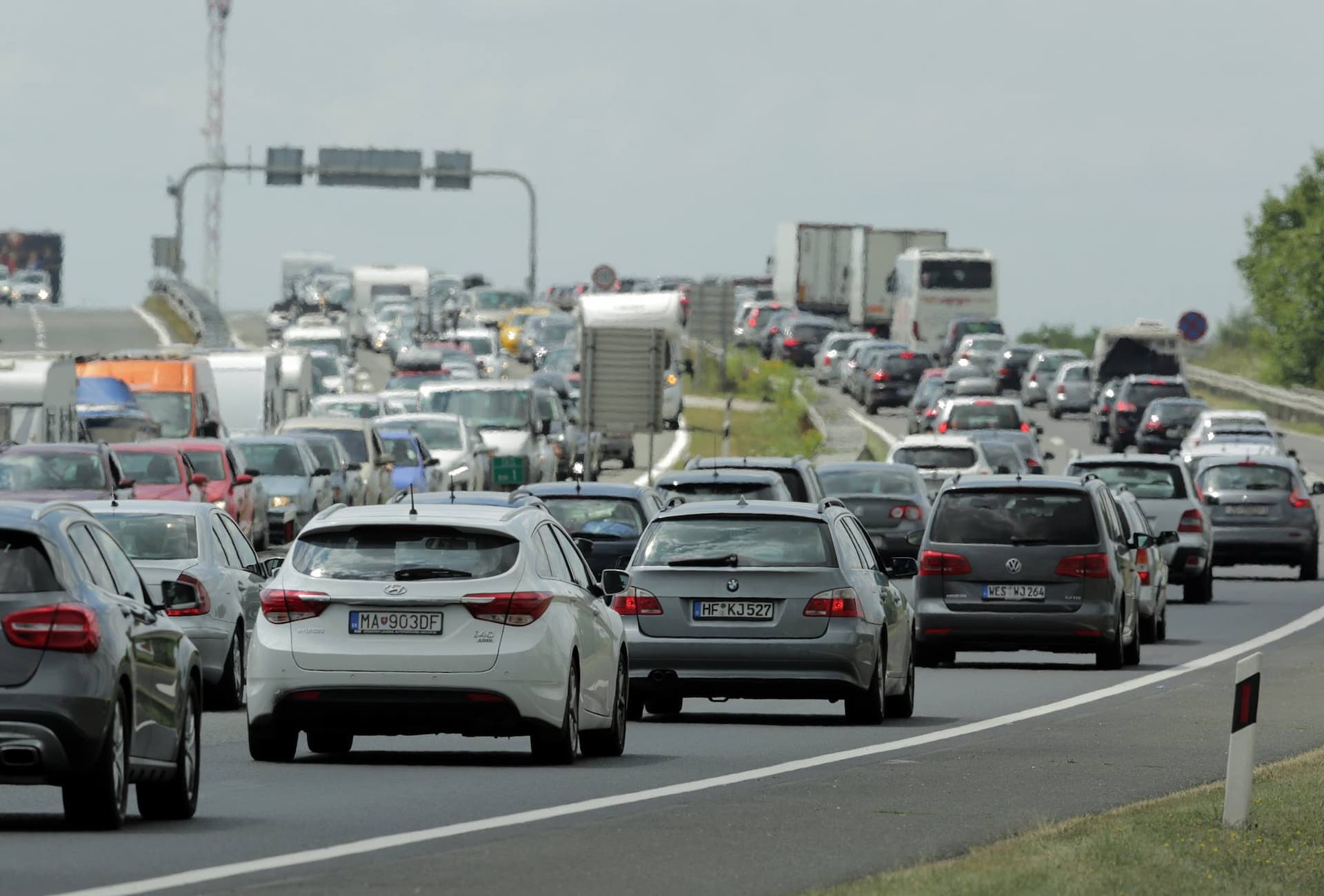 Pojačan promet i prema moru i prema unutrašnjosti, autocestom kod Skradina vozi se jednom trakom 