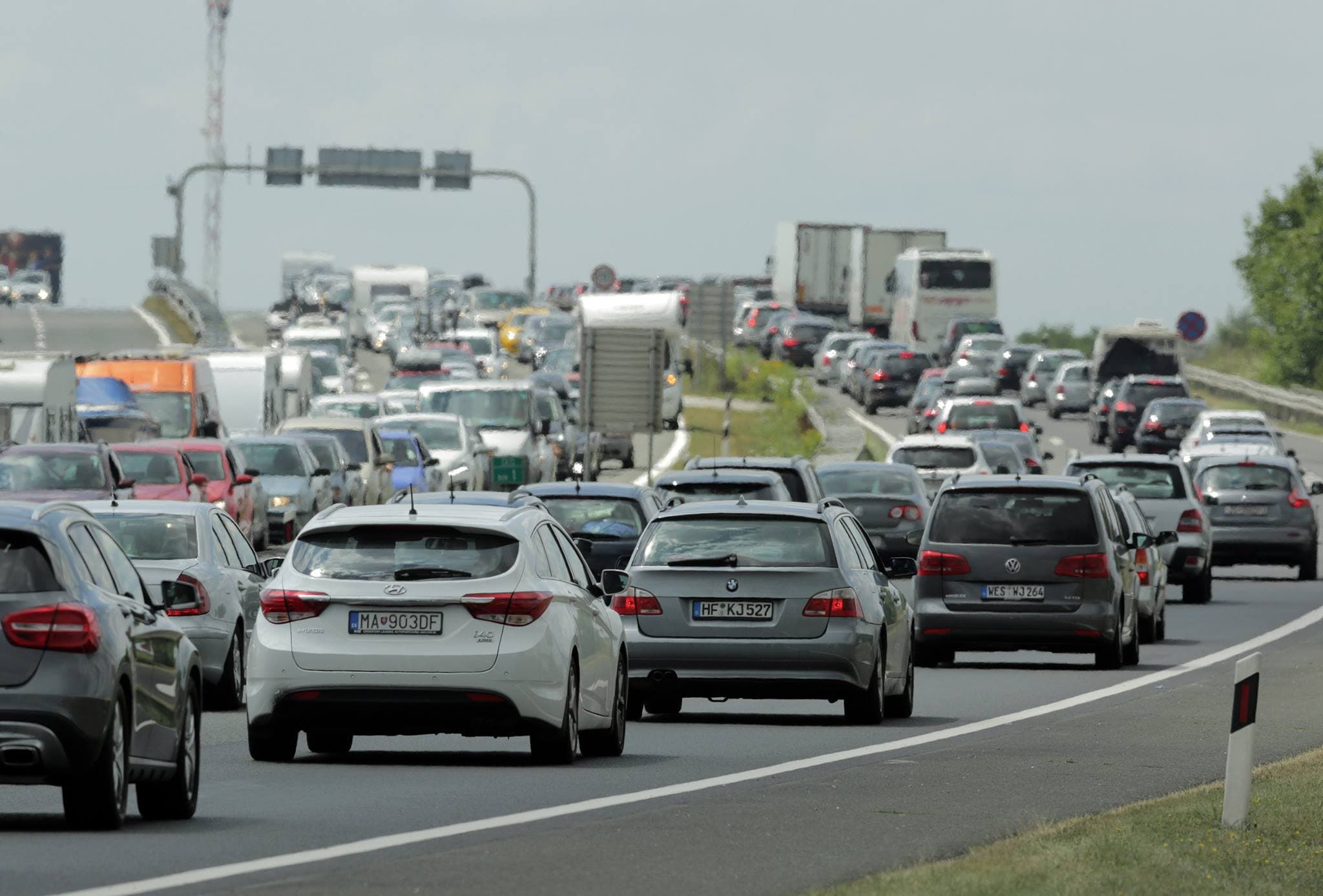 Pojačan promet i prema moru i prema unutrašnjosti, autocestom kod Skradina vozi se jednom trakom 