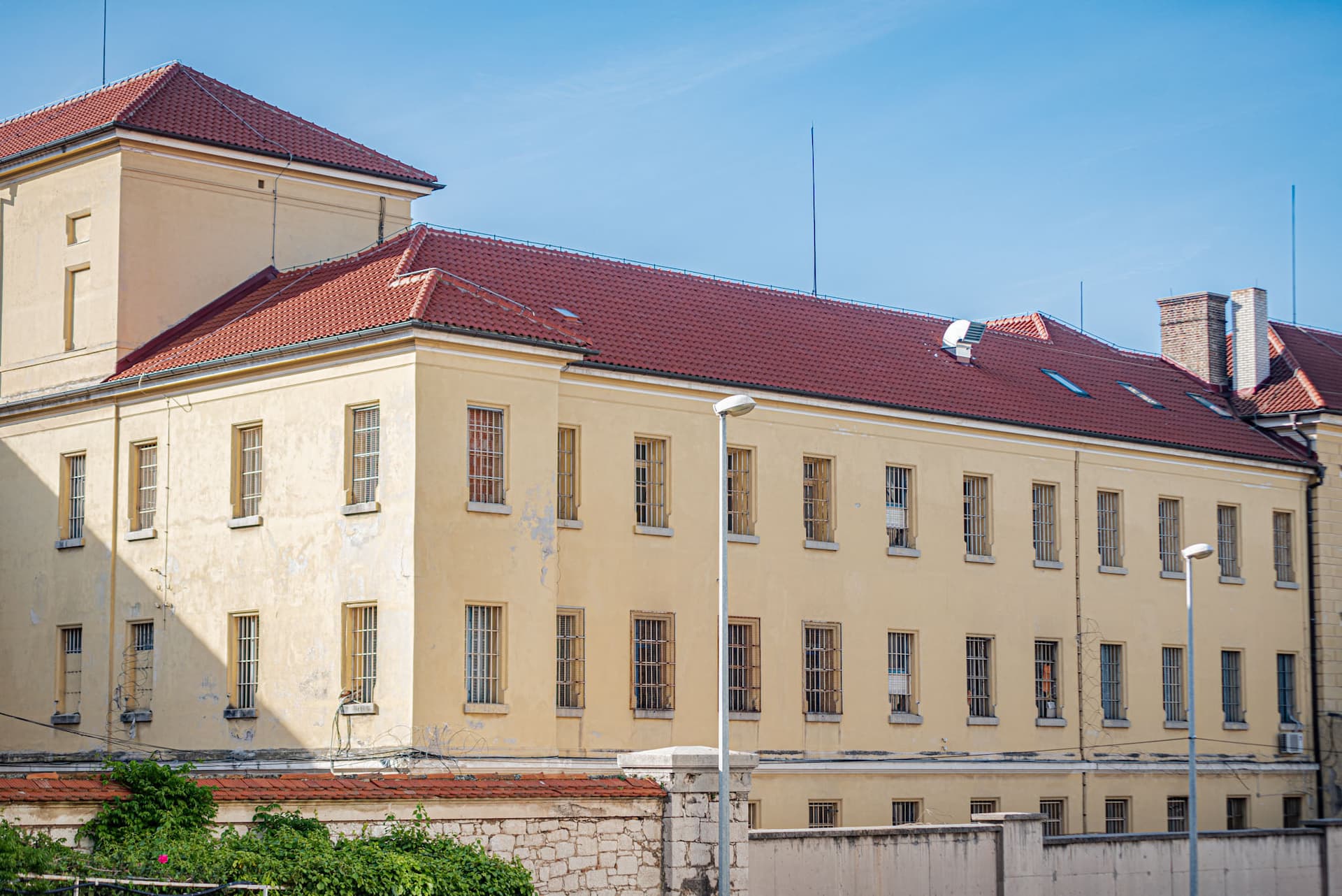 Zatvorski službenik zajedno sa zatvorenikom dilao drogu u šibenskom zatvoru: Uhićene četiri osobe