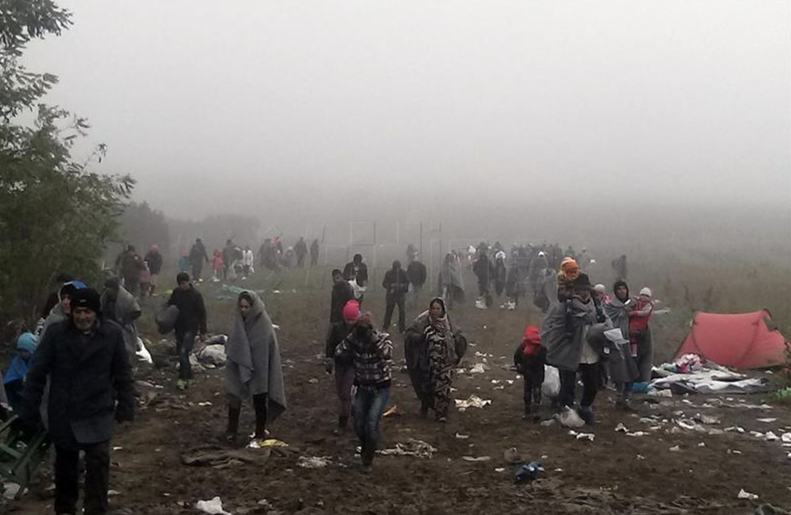 Nasilje na granici ne prestaje: Policajac navodno pucao poviše glava migranata bez razloga
