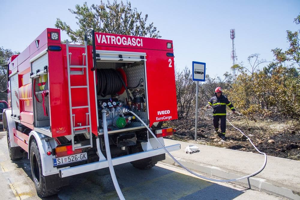 Vatrogasci jučer intervenirali na četiri požara u županiji: Gorjelo u Rogoznici i na tri mjesta u zaleđu