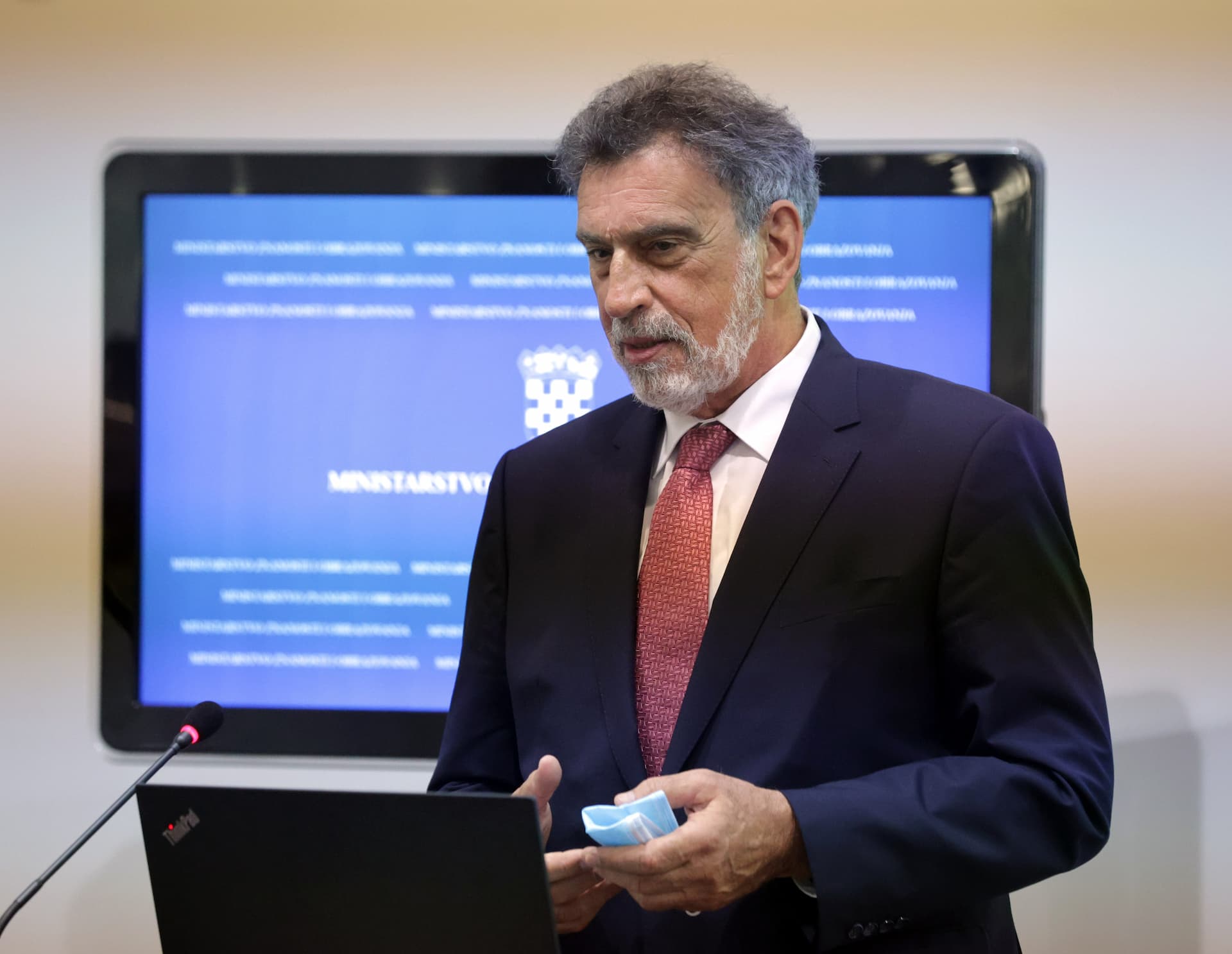 Fuchs: Maske moraju nositi učenici u višim razredima OŠ i srednjim školama 