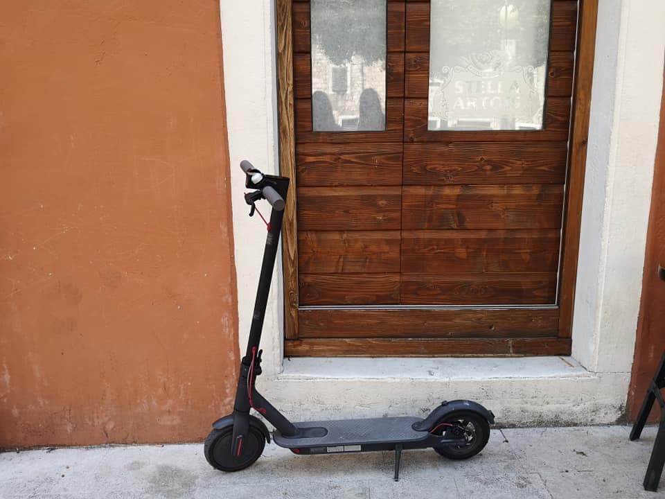 Električnim romobilom naletio na ženu, teško je ozlijedio i pobjegao