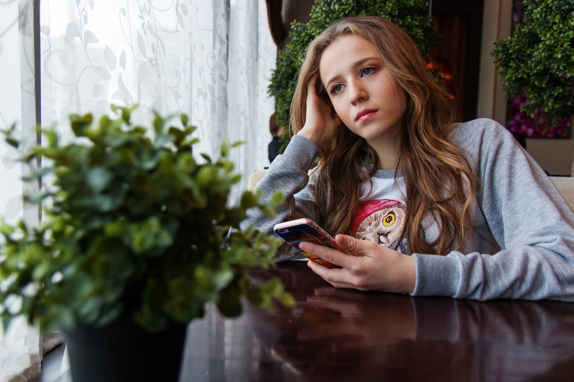 Mladi u Hrvatskoj prije 13. godine otvaraju profile na društvenim mrežama, olako dijele brojeve mobitela i fotografije 
