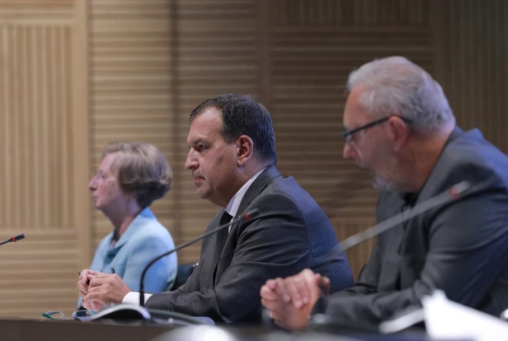Beroš: Uvode se obavezne covid potvrde u zdravstvo 