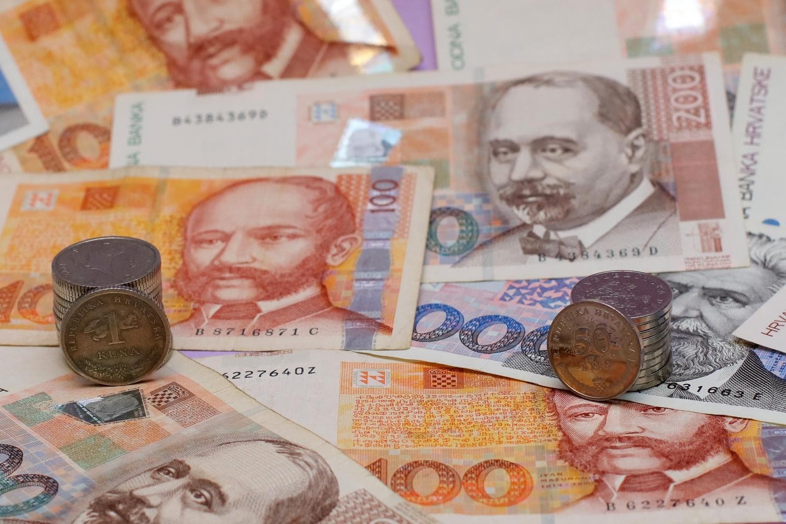 Život na dug: Blokirano 241.274 građana s dugom od 18 milijardi kuna 