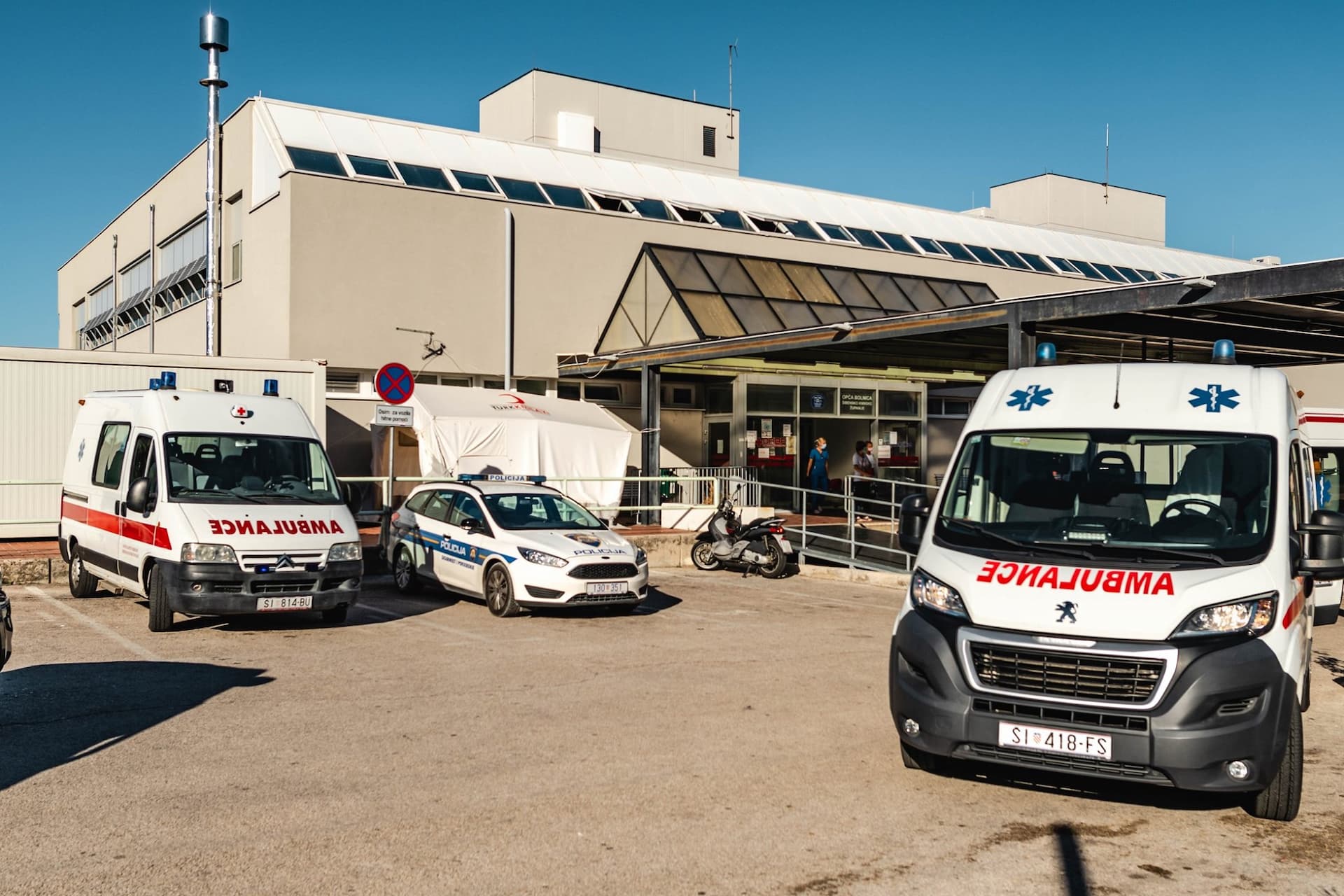Vozač i suvozač VW-a teško ozlijeđeni nakon slijetanja s ceste i prevrtanja kod čvora Skradin 
