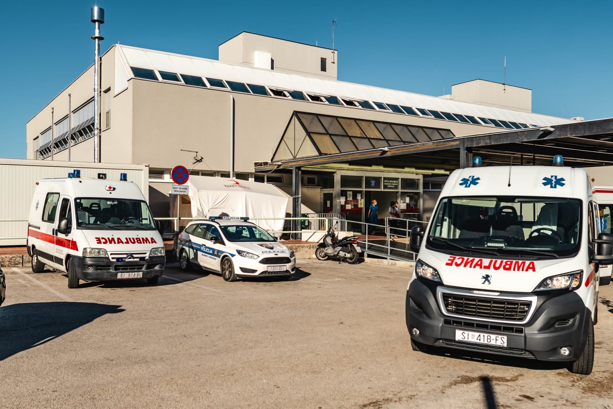 Vozač i suvozač VW-a teško ozlijeđeni nakon slijetanja s ceste i prevrtanja kod čvora Skradin 