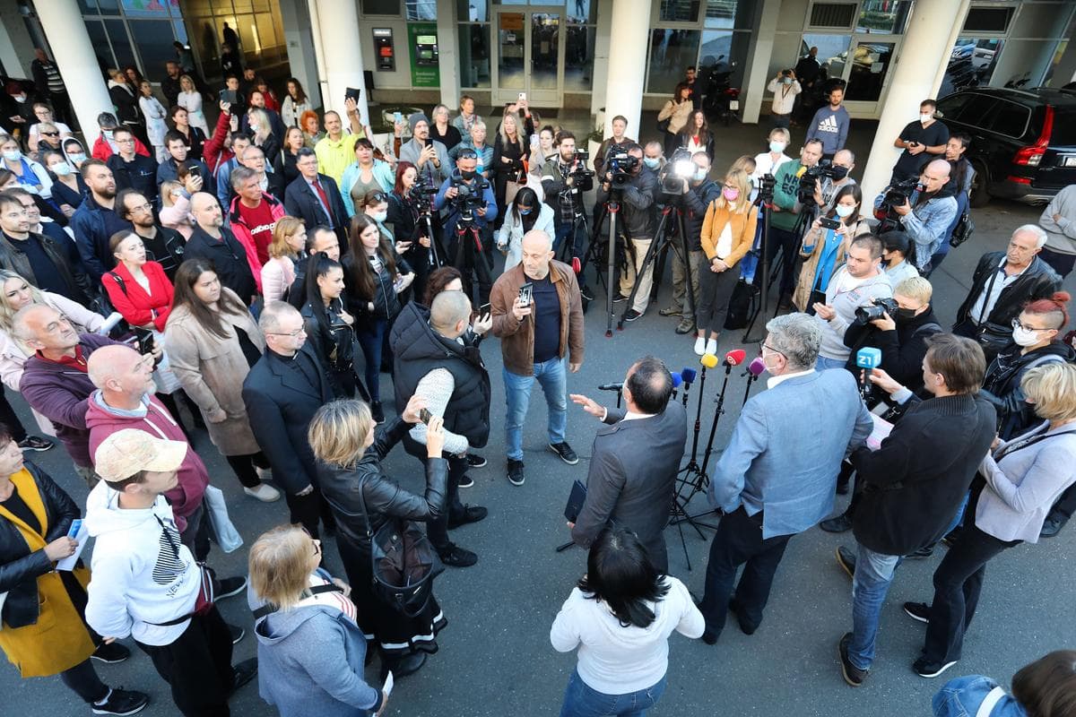 Prosvjedi u Zagrebu i Splitu zbog covid potvrda, Beroš dočekan zvižducima 