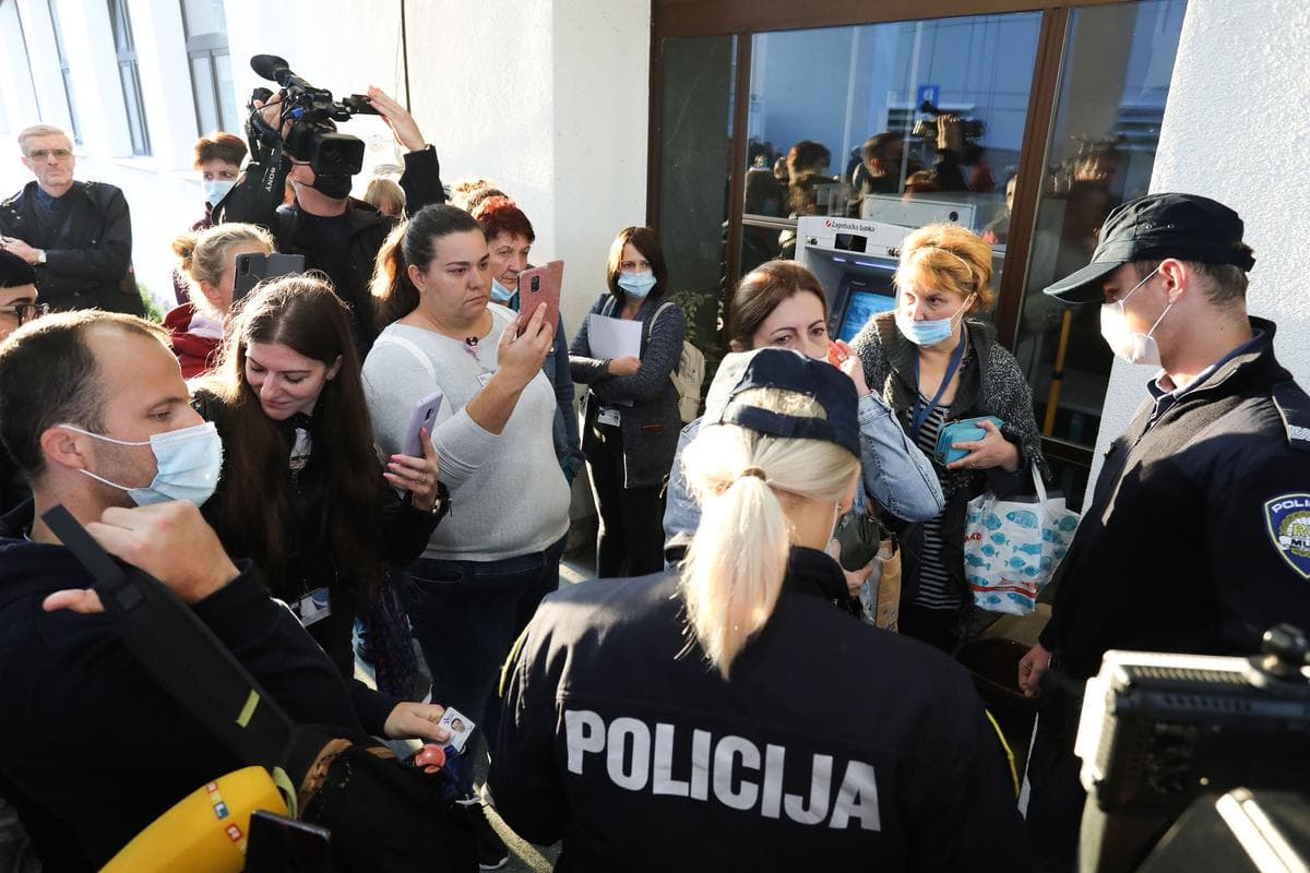 Dvadesetak prosvjednika pred KBC-om Zagreb, legitimira ih policija 