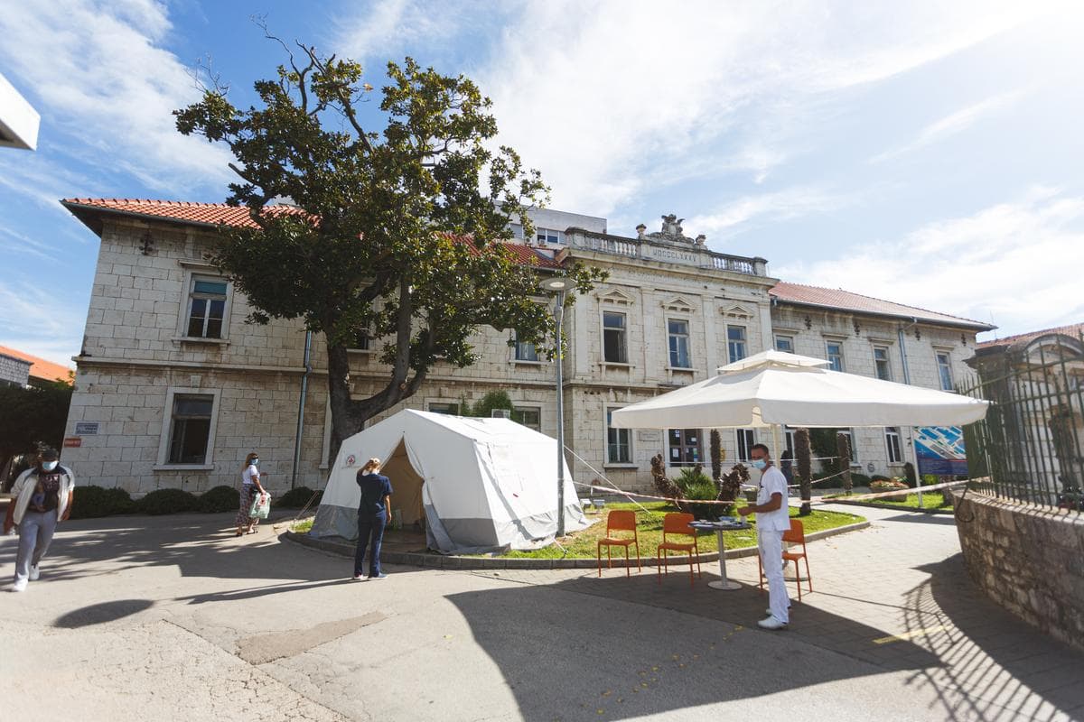 U Zadru od covida preminuo 33-godišnjak: 'Bio je zdrava osoba bez prethodnih bolesti, nije bio cijepljen'
