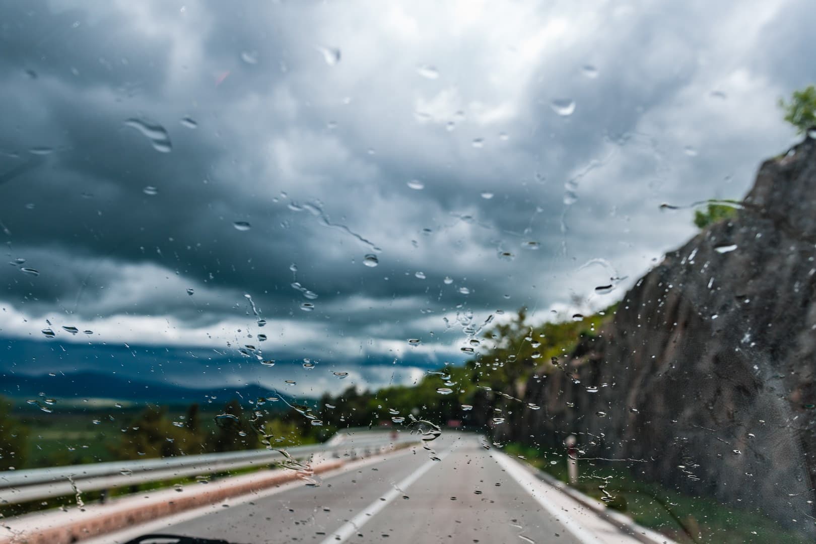 Na snazi upozorenja zbog kiše i bure: Zbog olujnog vjetra dijelovi autocesta otvoreni samo za aute 