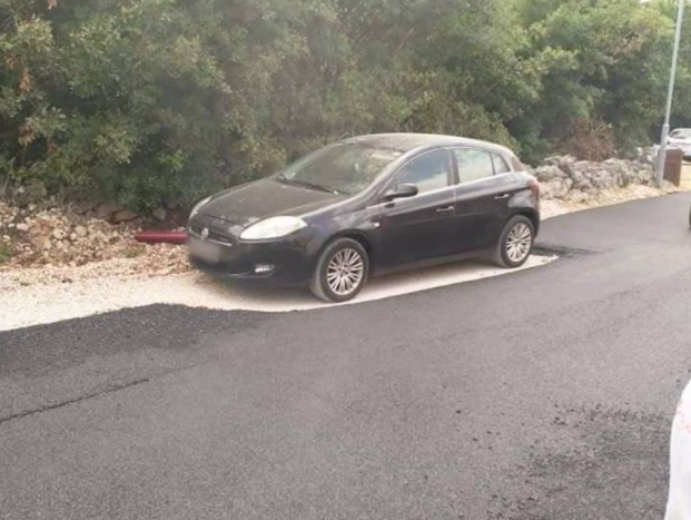 Bizarno asfaltiranje: 'Dovršit će kad se šef vrati s ručka i makne auto'