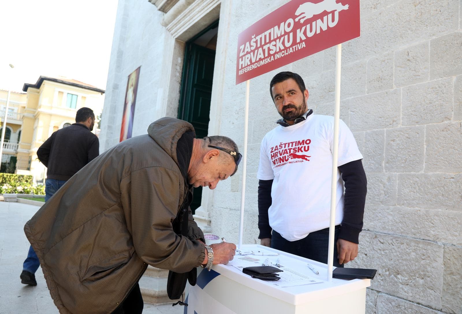 Suverenisti na ulazu u crkvu Gospe van Grada prije mise skupljali potpise za referendum o euru