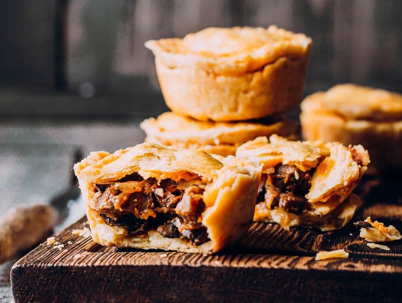 Obožavaju ih u Australiji: Najlakši recept za slane pite od mljevenog mesa u lisnatom tijestu 