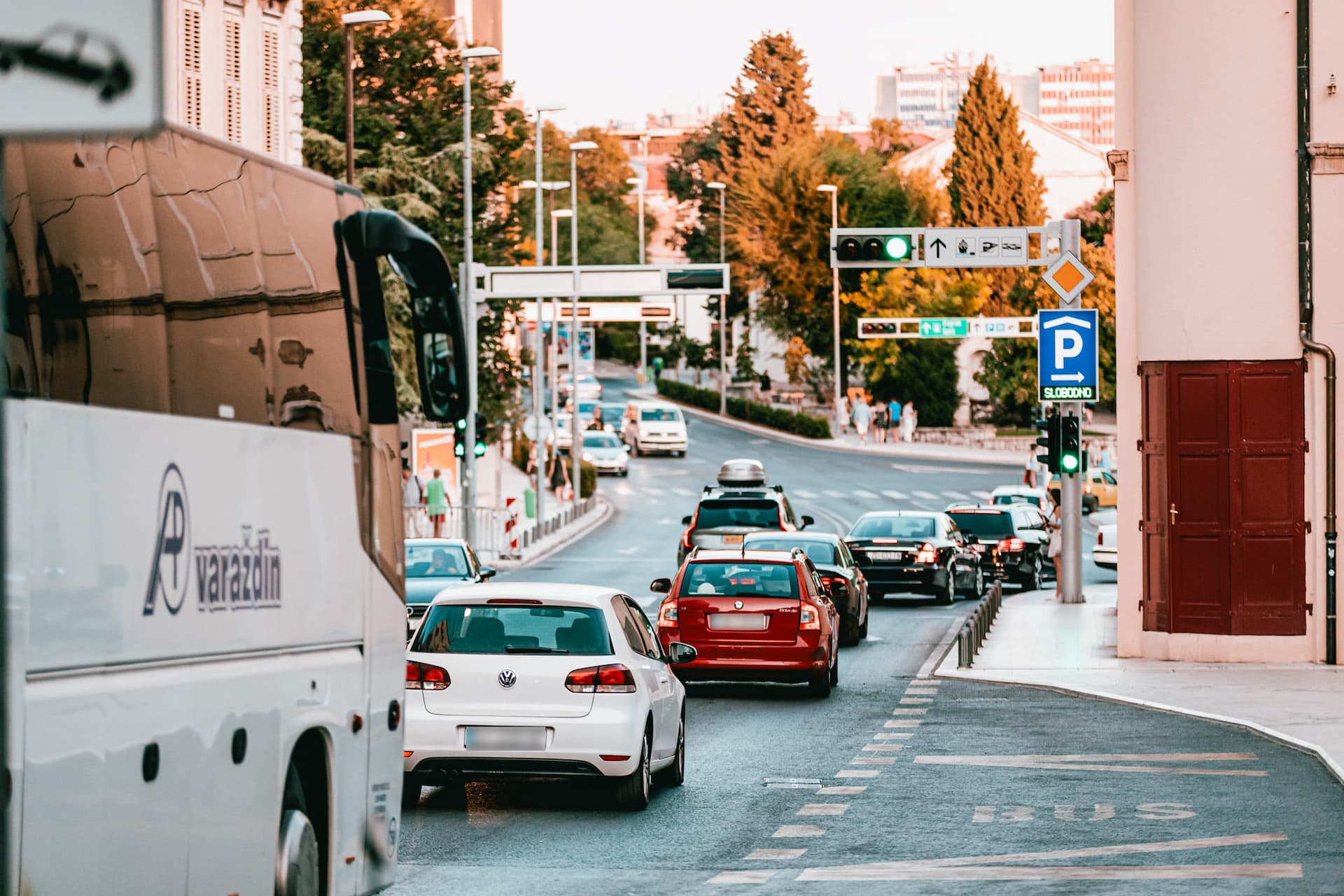 Vozači, oprez: Od ponedjeljka obavezna kratka svjetla danju, kazne nisu male  