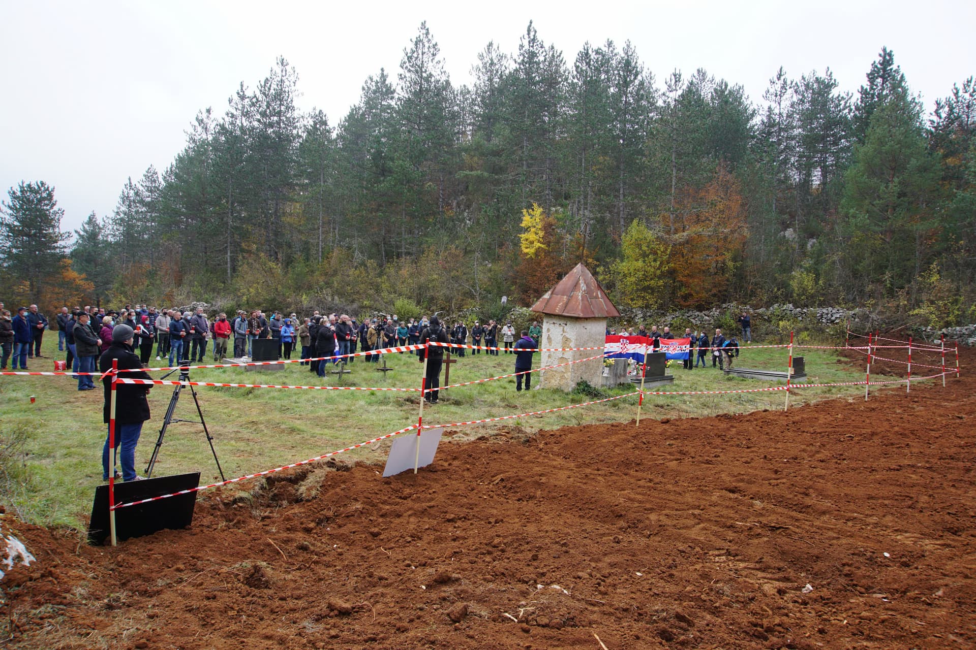 U Kosinju prosvjed zbog gradnje HES-a i molitva nad preoranim grobovima