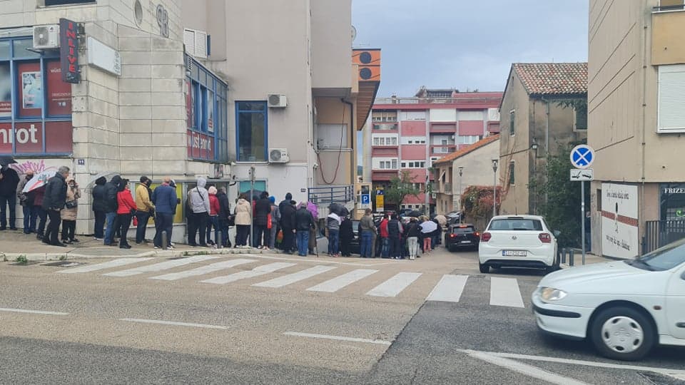 Gužva na Baldekinu: Veliki porast zaraženih nagnao Šibenčane na cijepljenje