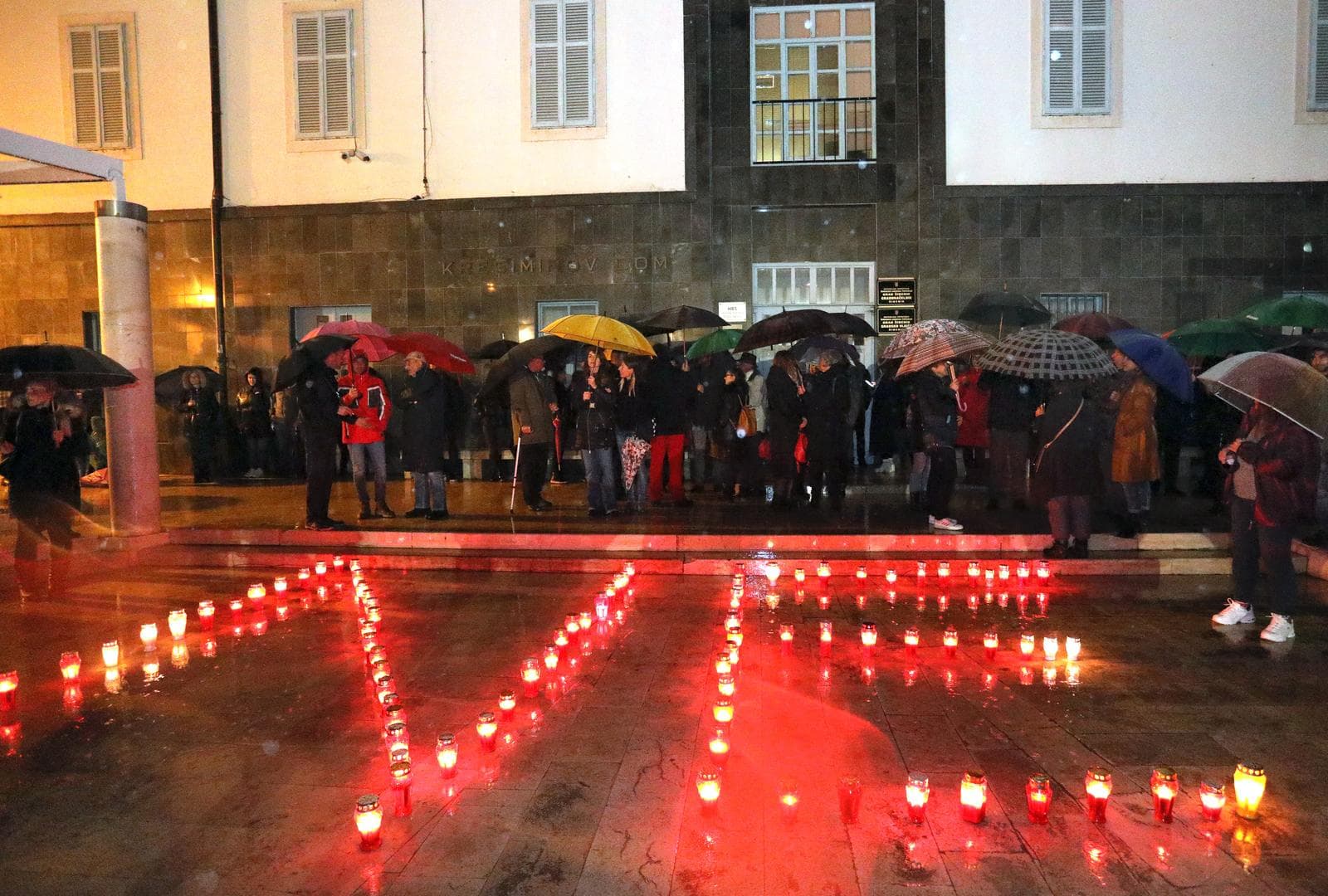 Stotinjak Šibenčana okupilo se ispred Krešimirovog doma kako bi iskazali nezadovoljstvo covid potvrdama 