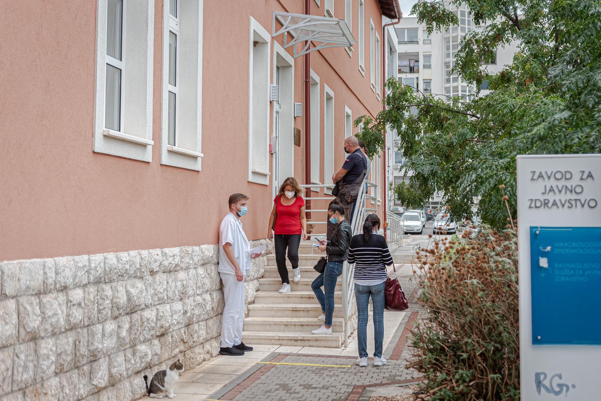 Studija otkrila zašto se neki ne zaraze virusom iako je obitelj zaražena  