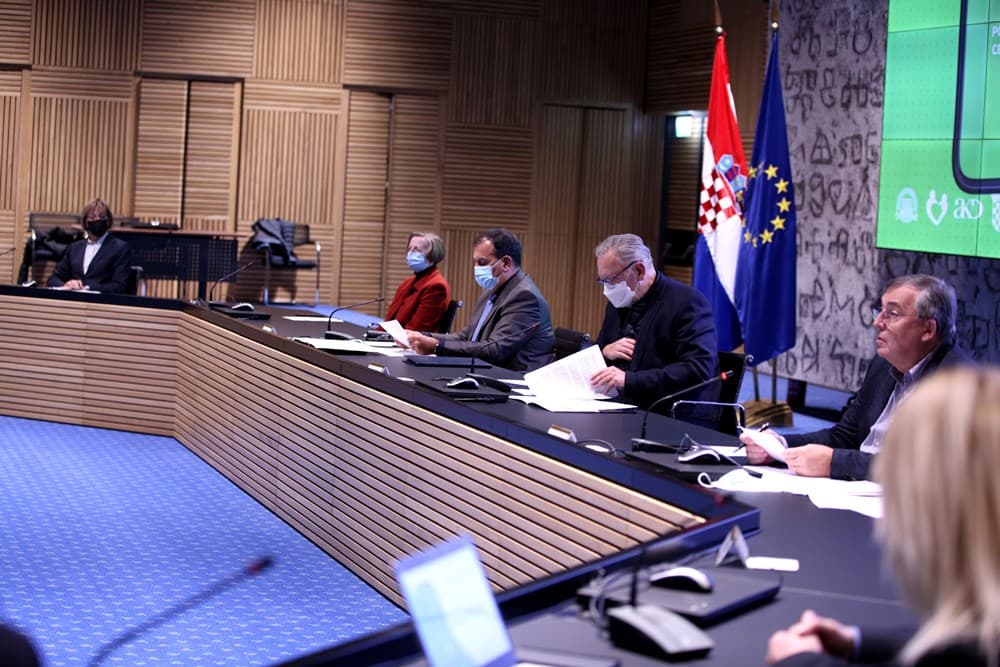 Nacionalni stožer: Danas 6449 novih slučajeva i 53 preminulih