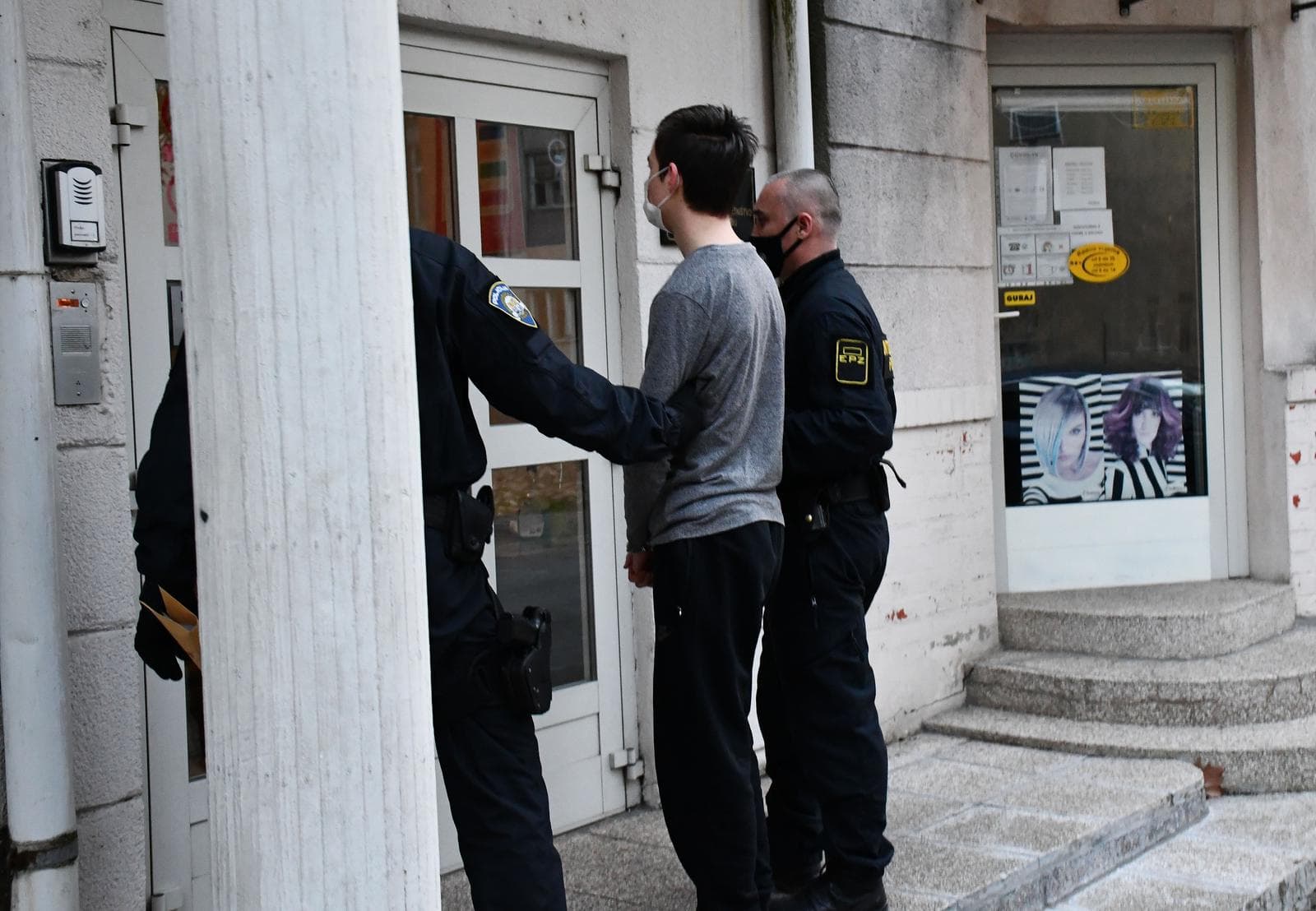 Od utorka nova pravila: Uhićenik može na sud bez potvrde ili testa, policajac koji ga prati ne 