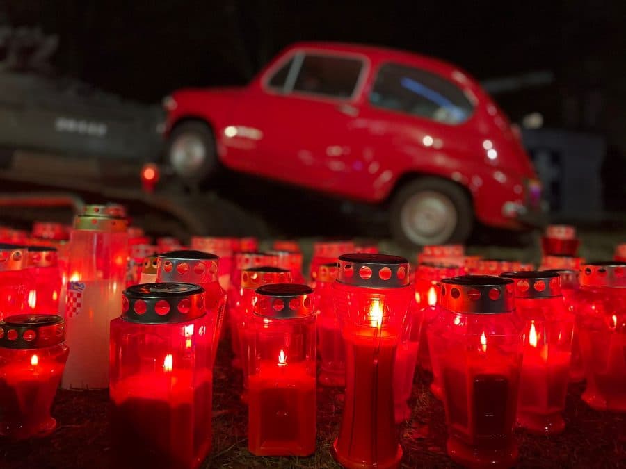 Hrvatska odaje počast žrtvama: Svijeće za Vukovar i Škabrnju gore diljem zemlje 