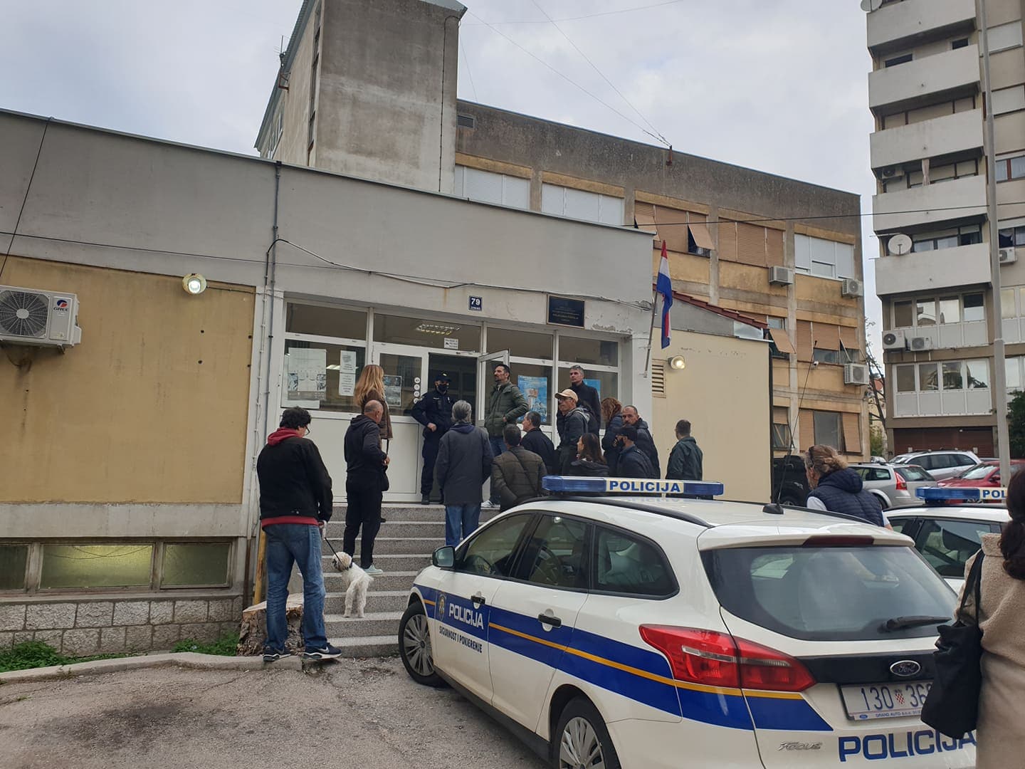 Pritvoren prosvjednik u Šibeniku: 'Osoba nije ispunila uvjete za ulazak u Finu, puštena je nakon prekršajne obrade'