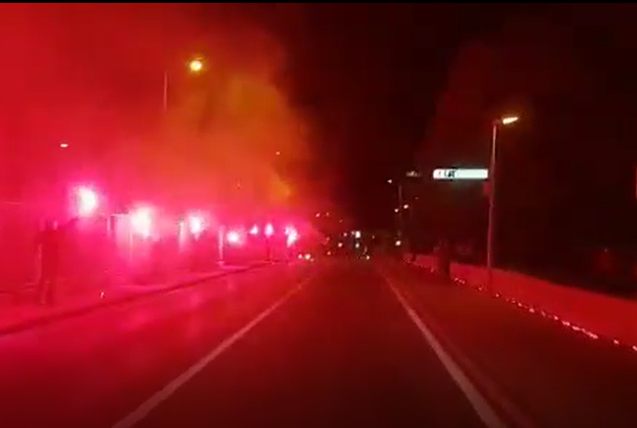 Šibenski Funcuti odali počast žrtvama Vukovara i Škabrnje: Zapalili bengalke duž Vukovarske ulice 