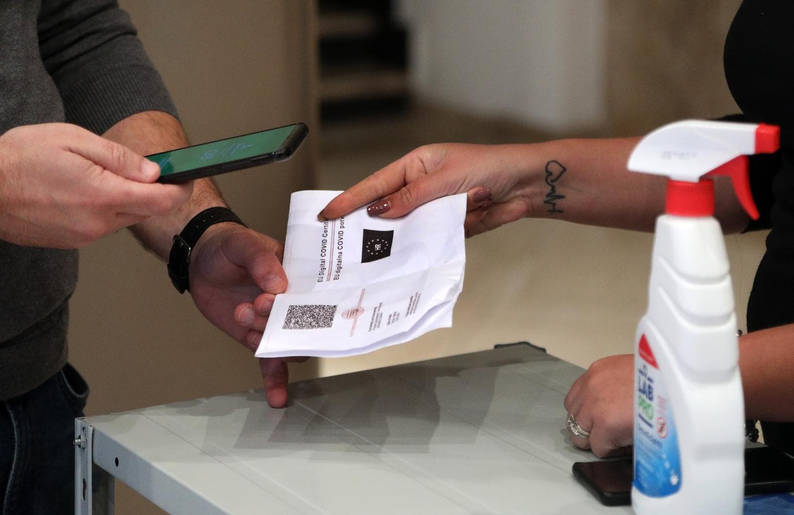 Mijenja se zakon i uvode visoke novčane kazne za one koji ne primjenjuju odredbe o covid potvrdama 
