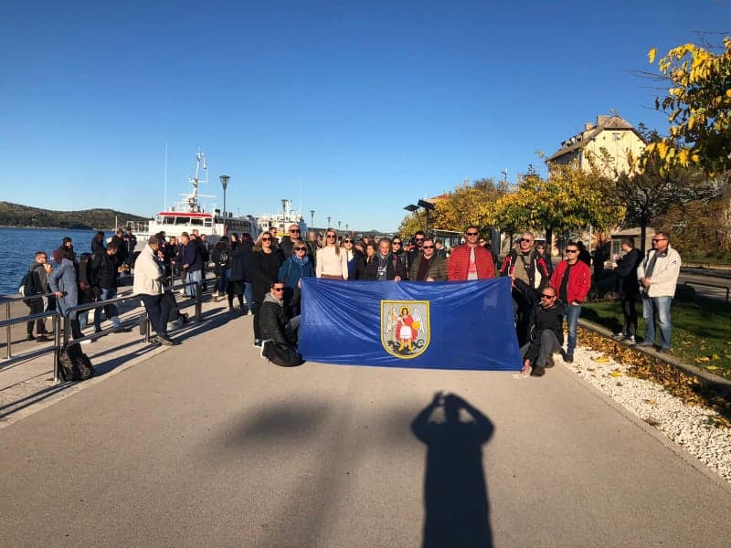 U Zagrebu se danas održava veliki prosvjed protiv mjera i covid-potvrda, iz Šibenika krenula četiri autobusa