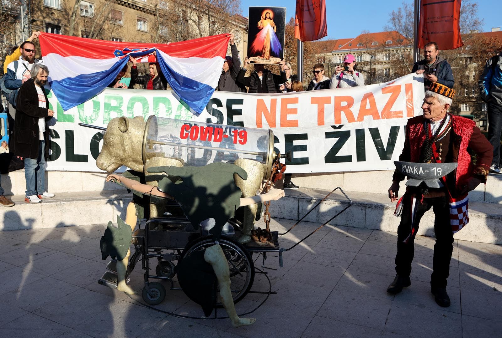 Vodički adut: Okitio se šibenskom kapom pa na prosvjed u metropolu doteglio zlatno covid tele