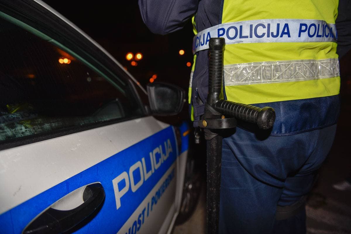 'Bomba' na cesti: Pijan bez položenog vozačkog vozio auto kojem je istekla prometna, policija ga zaustavila kod Pirovca