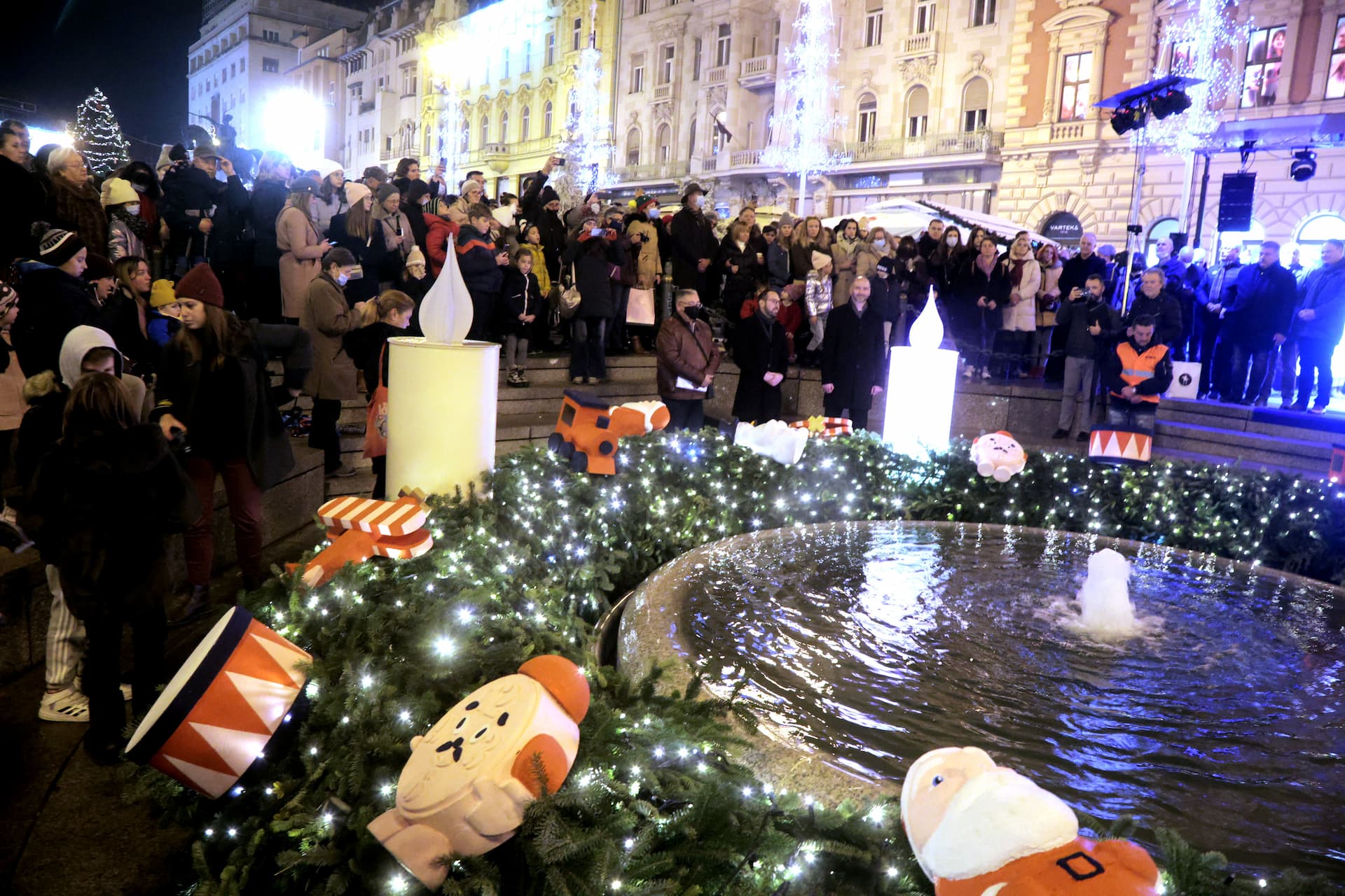 Paljenjem svijeće nade počeo Advent u Zagrebu: 'Želim nam svima da budemo bolji ljudi jedni prema drugima'